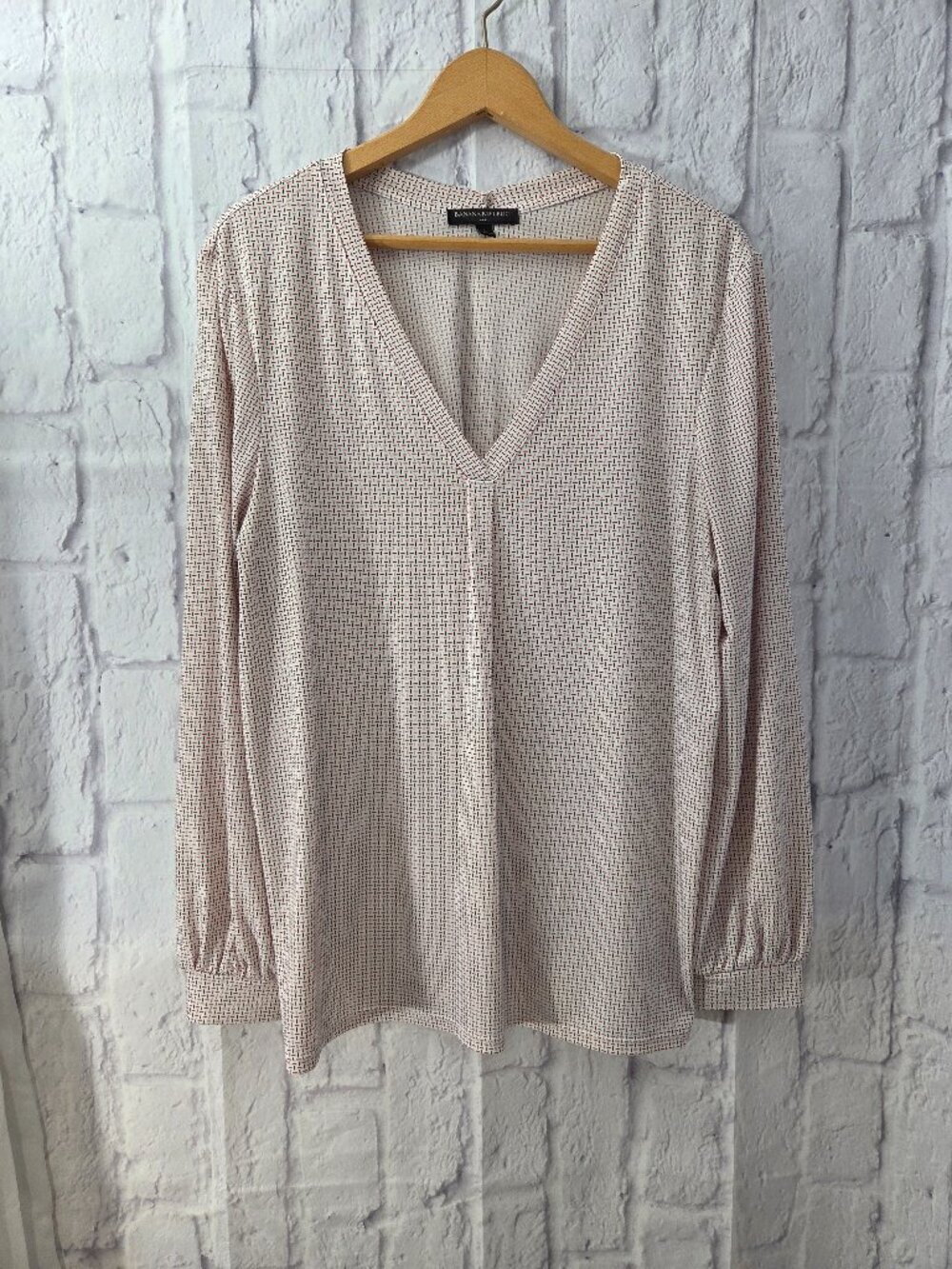 Banana Republic Large Red Print V Neck Longsleeve Business Casual Office Blouse